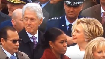 Bill Clinton ante la dura mirada de su mujer Hillary Bill Clinton ante la dura mirada de su mujer Hillary