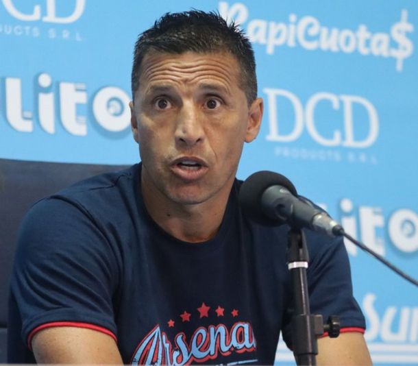 Carlos Ruiz dejó de ser el entrenador de Arsenal