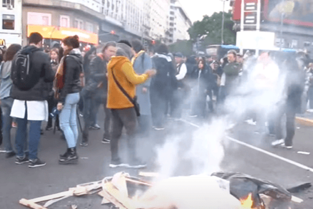 Tensión en el Obelisco: la Policía de la Ciudad reprimió una asamblea sin corte