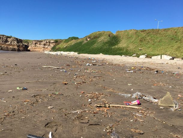 Botellas rotas, pila de basura y restos de rituales: así están las playas de las afueras de Mar del Plata