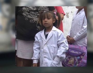 La historia detrás de la foto de la nena que hace su tarea mientras pide limosna