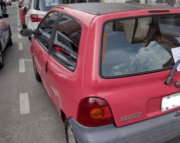 Una cordobesa se volvió viral con un cartel en su Twingo