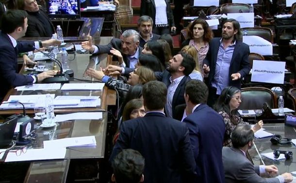 Fuerte pelea entre el oficialismo y la oposición por los incidentes fuera del Congreso