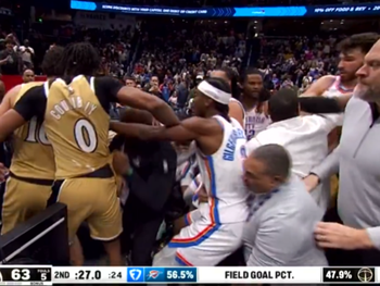 Los jugadores terminaron a las piñas entre el público en un partido de la NBA