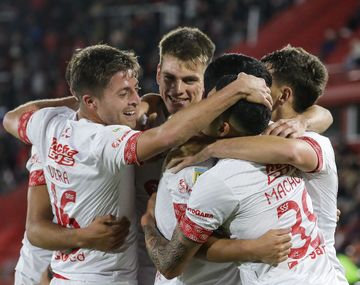 Unión venció 1-0 a Huracán en el duelo de necesitados