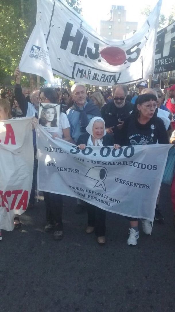 Marcha contra Etchecolatz en Mar del Plata - Crédito:&nbsp; @ChinoHeberling