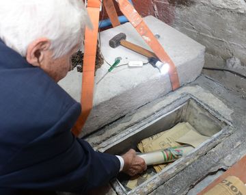 ¿Qué había en la cápsula del tiempo que estaba debajo de la estatua de Cristóbal Colón?