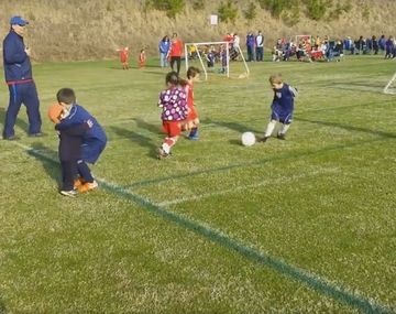 Abrazo entre hermanitos en un partido