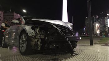 El Passat gris terminó sobre la plazoleta del Obelisco El Passat gris terminó sobre la plazoleta del Obelisco