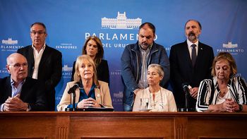 Carolina Cosse en el Parlamento rodeada por dirigentes del Frente Amplio. Carolina Cosse en el Parlamento rodeada por dirigentes del Frente Amplio.