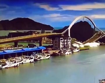 Impactante caída de un puente en Taiwán: aplastó a varios barcos pesqueros