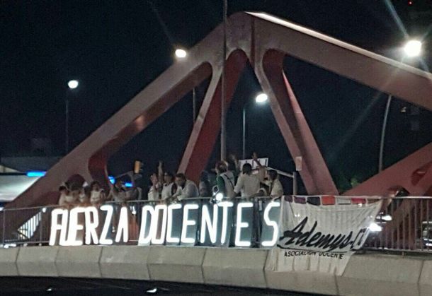 A horas del inicio del paro, docentes embanderaron la avenida General Paz y hubo bocinazos