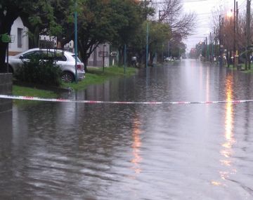 Desastre en Quilmes: arroyos tapados de basura desbordaron en el temporal