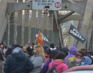 Movimientos sociales acampan sobre los puentes que unen Neuquén con Cipolletti