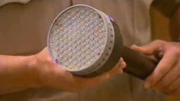 Desarrolla una serie de armas que inducen al vómito