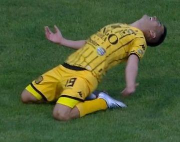 Jacobo Mansila festeja el gol de Olimpo ante Atlético Tucumán