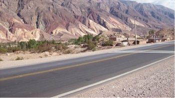 El pueblo con cerros lleno de colores y paisajes únicos El pueblo con cerros lleno de colores y paisajes únicos