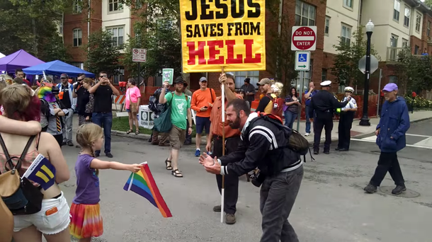 VIDEO: En un desfile gay, una nena retó a un predicador homofóbico