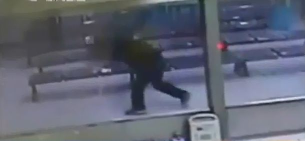 Conmoción: chino arroja contra el piso a su pequeño hijo