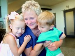 imperdible agradecimiento: salvo a varios bebes y le dedicaron un emotivo homenaje imperdible agradecimiento: salvo a varios bebes y le dedicaron un emotivo homenaje