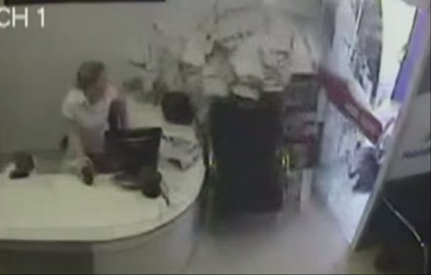 Milagro: un camión entró a su oficina y salió con vida