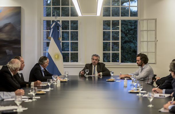 Alberto Fernández analizó con la UIA la salida del aislamiento