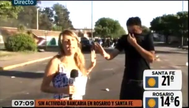 Policías increpan a una movilera de televisión en vivo