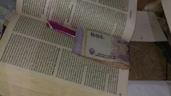 En esta Biblia guardaban el dinero y la droga En esta Biblia guardaban el dinero y la droga