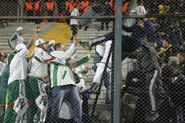 Hinchas de Peñarol rompieron el vallado divisorio en la tribuna del Centenario