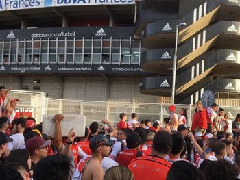 Apedrearon el micro que trasladó a los jugadores de River al estadio de Lanús