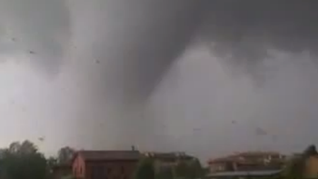 espectacular tornado en italia deja heridos y evacuados espectacular tornado en italia deja heridos y evacuados