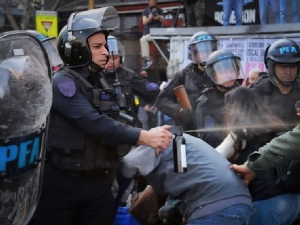 Qué declaró el policía que gaseó a una nena en Congreso: Cumplí órdenes...