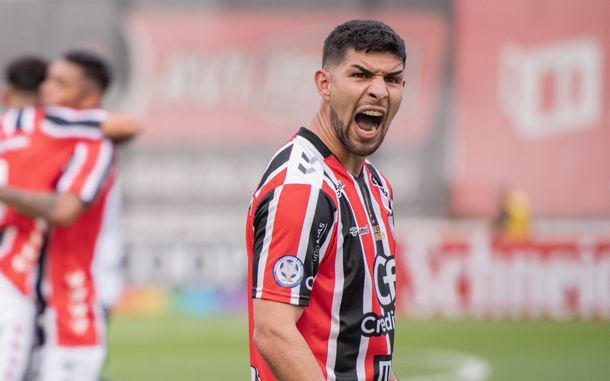 Un futbolista de Chacarita sufrió un grave accidente: está internado