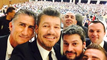 marcelo tinelli llevo sus famosas selfies al vaticano: mira la foto marcelo tinelli llevo sus famosas selfies al vaticano: mira la foto