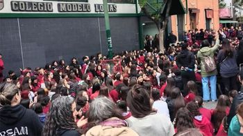 La comunidad educativa realizó una protesta frente al colegio de Lomas de Zamora. La comunidad educativa realizó una protesta frente al colegio de Lomas de Zamora.