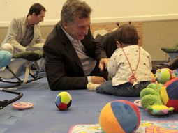 Mauricio Macri durante una de sus visitas a un jardín de infantes