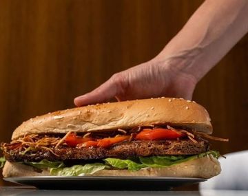 Ubicado en uno de los barrios más prestigios de la ciudad, este bodegón ofrece un amplio abanico de platos para los veganos. 
