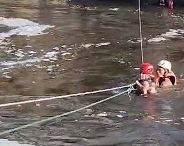 Dramático rescate de turistas que quedaron atrapados tras la crecida de un río