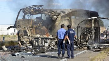 mendoza: aun no identificaron a 14 victimas del choque mendoza: aun no identificaron a 14 victimas del choque