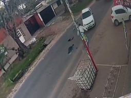 El portón abierto de un vehículo municipal chocó a un coche estacionado. El portón abierto de un vehículo municipal chocó a un coche estacionado.