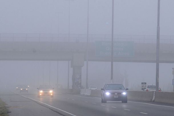 Alerta en rutas por densos bancos de niebla