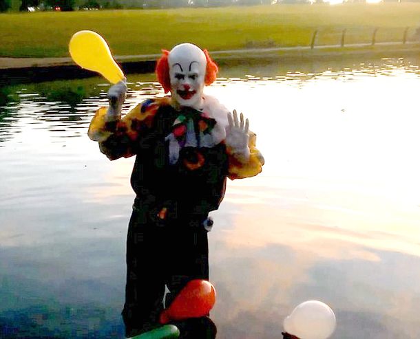 Aparece un video del payaso que aterroriza a un pueblo de Gran Bretaña