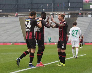 Lucas Biglia convirtió un golazo de tiro libre en Turquía