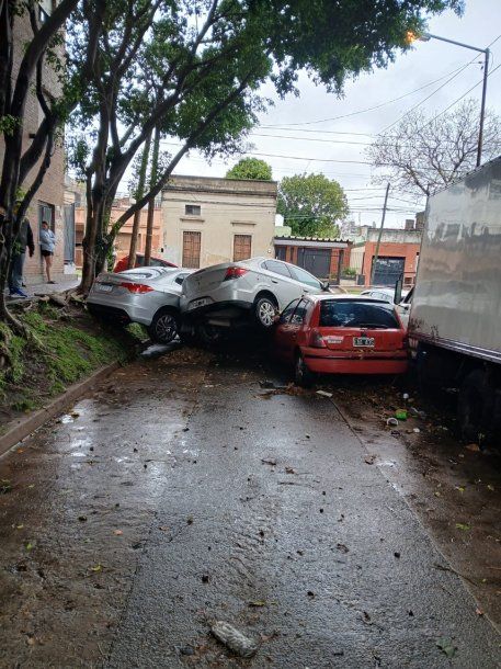 Desastre en San Martín: así quedaron autos que estaban estacionados en medio del temporal Desastre en San Martín: así quedaron autos que estaban estacionados en medio del temporal