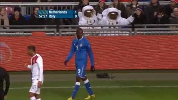 el polemico balotelli se pelea hasta con los astronautas el polemico balotelli se pelea hasta con los astronautas