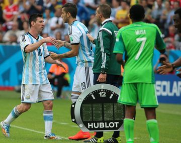 Messi le dejó su lugar a Ricky Álvarez tras marcar dos goles