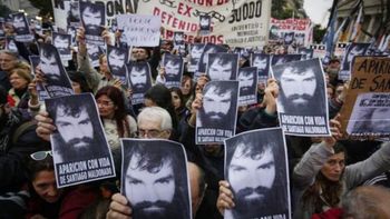 Ofrecen dos millones de pesos por información de Santiago Maldonado Ofrecen dos millones de pesos por información de Santiago Maldonado