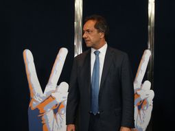 scioli se prueba el traje de presidente en su viaje a cuba scioli se prueba el traje de presidente en su viaje a cuba