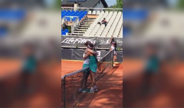 El beso de la victoria: son novias, se enfrentaron en la cancha y su festejo se volvió viral
