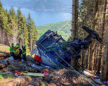 Al menos 13 muertos por la caída de un teleférico que iba a casi 1.500 metros de altura en Italia